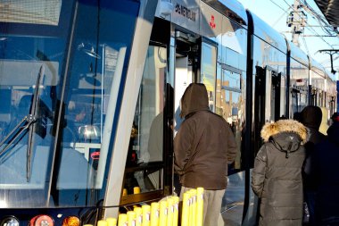 Toronto, Ontario, Kanada, 8 Şubat 2026: Eglinton Crosstown LRT hattının açılış günü. 15 yıllık inşaattan sonra, 19 km, 25 istasyon, doğu-batı ulaşım hattı sonunda bugün halka açıldı..