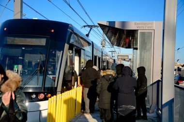 Toronto, Ontario, Kanada, 8 Şubat 2026: Eglinton Crosstown LRT hattının açılış günü. 15 yıllık inşaattan sonra, 19 km, 25 istasyon, doğu-batı ulaşım hattı sonunda bugün halka açıldı..