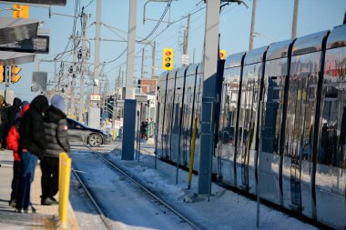 Toronto, Ontario, Kanada, 8 Şubat 2026: Eglinton Crosstown LRT hattının açılış günü. 15 yıllık inşaattan sonra, 19 km, 25 istasyon, doğu-batı ulaşım hattı sonunda bugün halka açıldı..