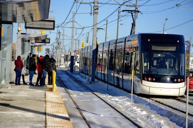 Toronto, Ontario, Kanada, 8 Şubat 2026: Eglinton Crosstown LRT hattının açılış günü. 15 yıllık inşaattan sonra, 19 km, 25 istasyon, doğu-batı ulaşım hattı sonunda bugün halka açıldı..