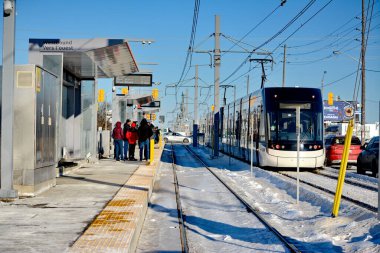 Toronto, Ontario, Kanada, 8 Şubat 2026: Eglinton Crosstown LRT hattının açılış günü. 15 yıllık inşaattan sonra, 19 km, 25 istasyon, doğu-batı ulaşım hattı sonunda bugün halka açıldı..