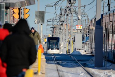 Toronto, Ontario, Kanada, 8 Şubat 2026: Eglinton Crosstown LRT hattının açılış günü. 15 yıllık inşaattan sonra, 19 km, 25 istasyon, doğu-batı ulaşım hattı sonunda bugün halka açıldı..