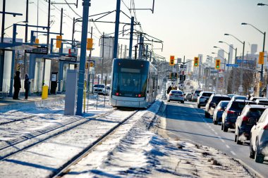 Toronto, Ontario, Kanada, 8 Şubat 2026: Eglinton Crosstown LRT hattının açılış günü. 15 yıllık inşaattan sonra, 19 km, 25 istasyon, doğu-batı ulaşım hattı sonunda bugün halka açıldı..