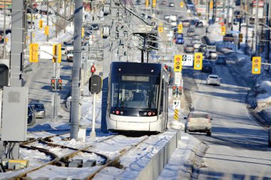 Toronto, Ontario, Kanada, 8 Şubat 2026: Eglinton Crosstown LRT hattının açılış günü. 15 yıllık inşaattan sonra, 19 km, 25 istasyon, doğu-batı ulaşım hattı sonunda bugün halka açıldı..