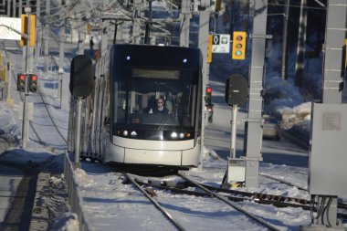 Toronto, Ontario, Kanada, 8 Şubat 2026: Eglinton Crosstown LRT hattının açılış günü. 15 yıllık inşaattan sonra, 19 km, 25 istasyon, doğu-batı ulaşım hattı sonunda bugün halka açıldı..