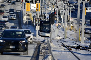 Toronto, Ontario, Kanada, 8 Şubat 2026: Eglinton Crosstown LRT hattının açılış günü. 15 yıllık inşaattan sonra, 19 km, 25 istasyon, doğu-batı ulaşım hattı sonunda bugün halka açıldı..