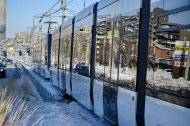 Toronto, Ontario, Kanada, 8 Şubat 2026: Eglinton Crosstown LRT hattının açılış günü. 15 yıllık inşaattan sonra, 19 km, 25 istasyon, doğu-batı ulaşım hattı sonunda bugün halka açıldı..