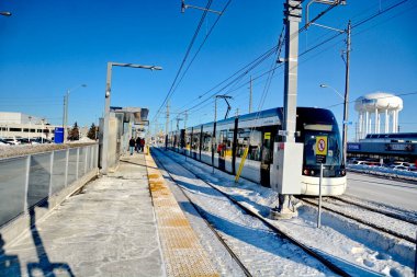 Toronto, Ontario, Kanada, 8 Şubat 2026: Eglinton Crosstown LRT hattının açılış günü. 15 yıllık inşaattan sonra, 19 km, 25 istasyon, doğu-batı ulaşım hattı sonunda bugün halka açıldı..