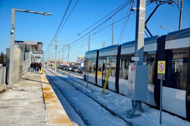 Toronto, Ontario, Kanada, 8 Şubat 2026: Eglinton Crosstown LRT hattının açılış günü. 15 yıllık inşaattan sonra, 19 km, 25 istasyon, doğu-batı ulaşım hattı sonunda bugün halka açıldı..