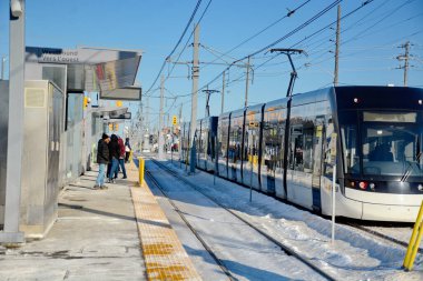 Toronto, Ontario, Kanada, 8 Şubat 2026: Eglinton Crosstown LRT hattının açılış günü. 15 yıllık inşaattan sonra, 19 km, 25 istasyon, doğu-batı ulaşım hattı sonunda bugün halka açıldı..