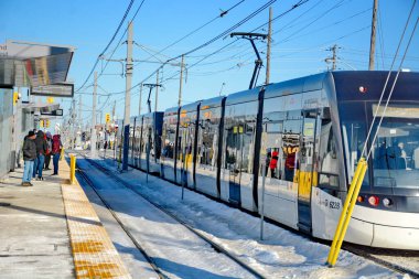 Toronto, Ontario, Kanada, 8 Şubat 2026: Eglinton Crosstown LRT hattının açılış günü. 15 yıllık inşaattan sonra, 19 km, 25 istasyon, doğu-batı ulaşım hattı sonunda bugün halka açıldı..
