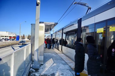 Toronto, Ontario, Kanada, 8 Şubat 2026: Eglinton Crosstown LRT hattının açılış günü. 15 yıllık inşaattan sonra, 19 km, 25 istasyon, doğu-batı ulaşım hattı sonunda bugün halka açıldı..