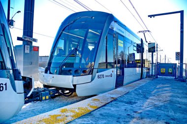 Toronto, Ontario, Kanada, 8 Şubat 2026: Eglinton Crosstown LRT hattının açılış günü. 15 yıllık inşaattan sonra, 19 km, 25 istasyon, doğu-batı ulaşım hattı sonunda bugün halka açıldı..
