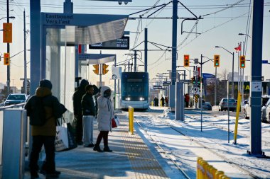 Toronto, Ontario, Kanada, 8 Şubat 2026: Eglinton Crosstown LRT hattının açılış günü. 15 yıllık inşaattan sonra, 19 km, 25 istasyon, doğu-batı ulaşım hattı sonunda bugün halka açıldı..