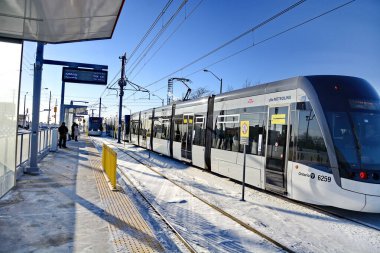 Toronto, Ontario, Kanada, 8 Şubat 2026: Eglinton Crosstown LRT hattının açılış günü. 15 yıllık inşaattan sonra, 19 km, 25 istasyon, doğu-batı ulaşım hattı sonunda bugün halka açıldı..