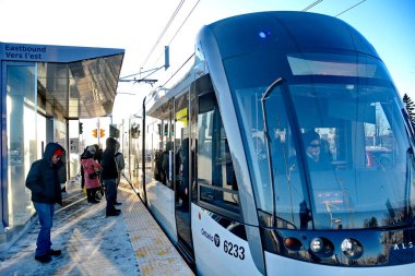 Toronto, Ontario, Kanada, 8 Şubat 2026: Eglinton Crosstown LRT hattının açılış günü. 15 yıllık inşaattan sonra, 19 km, 25 istasyon, doğu-batı ulaşım hattı sonunda bugün halka açıldı..