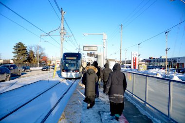 Toronto, Ontario, Kanada, 8 Şubat 2026: Eglinton Crosstown LRT hattının açılış günü. 15 yıllık inşaattan sonra, 19 km, 25 istasyon, doğu-batı ulaşım hattı sonunda bugün halka açıldı..