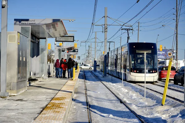 Toronto, Ontario, Kanada, 8 Şubat 2026: Eglinton Crosstown LRT hattının açılış günü. 15 yıllık inşaattan sonra, 19 km, 25 istasyon, doğu-batı ulaşım hattı sonunda bugün halka açıldı..