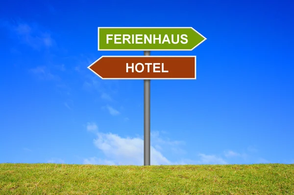 Znamení se dvěma šipkami ukazuje prázdninový dům nebo Hotel německé — Stock fotografie