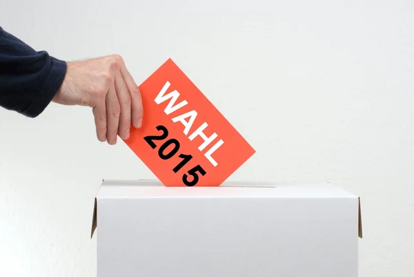 Stembus met stemmen papier weergegeven: verkiezing 2015 — Stockfoto