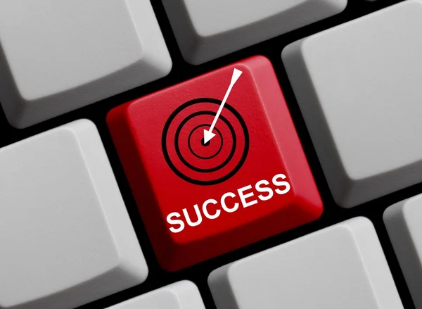 成功を示すシンボルとコンピューターのキーボード — ストック写真