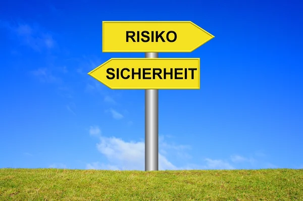 Wegweiser - Risiko oder Sicherheit — Stockfoto