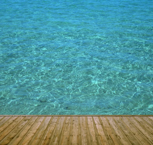 Jetty de madeira com água azul clara — Fotografia de Stock