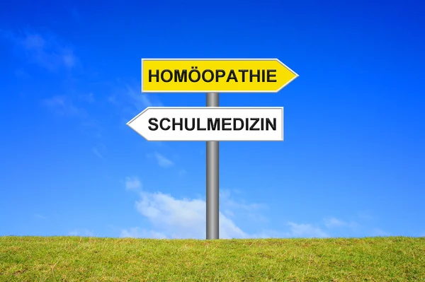 Tábla mutatja a homeopátia, vagy gyógyszer német — Stock Fotó