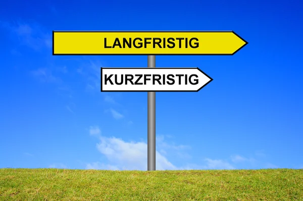 Signpost showing short term or long term german — Stock Photo, Image