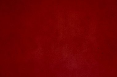 Taş duvarla kırmızı lekeler