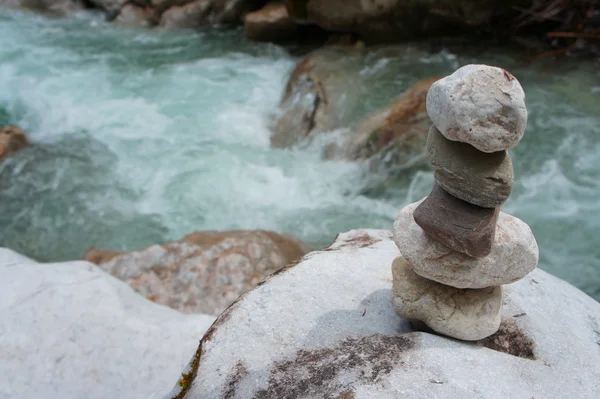 Tour de rochers près d'une rivière — Photo