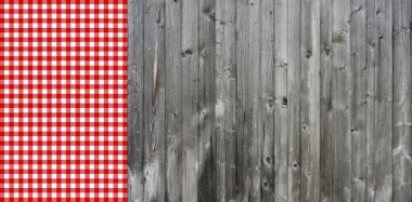 Gri ahşap ve kırmızı beyaz masa örtüsü