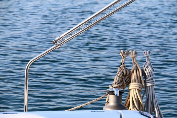 Corde su una barca a vela — Foto Stock