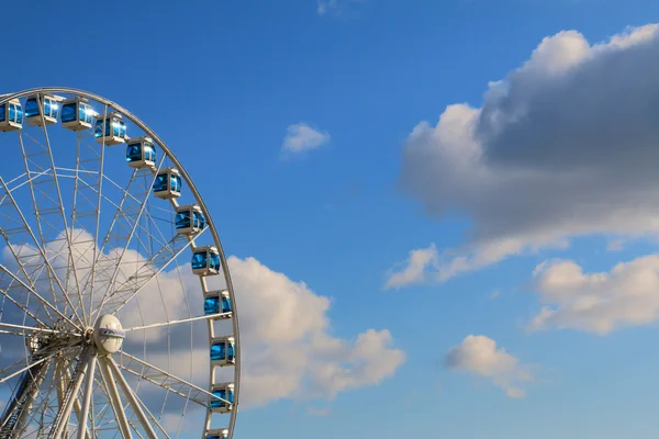 摩天轮上的明亮晴朗的天空背景 — 图库照片