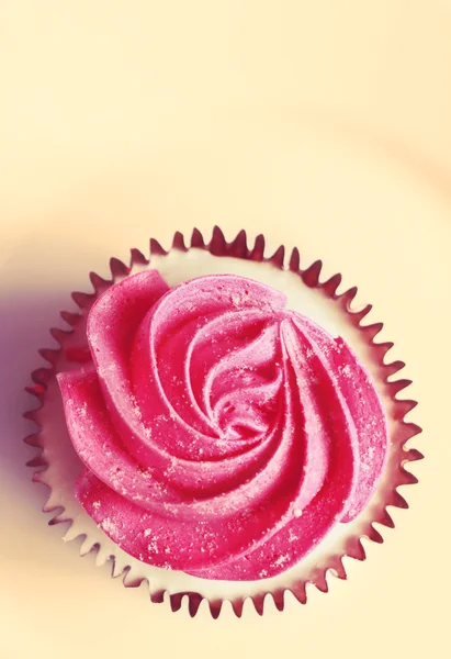 Delicioso pastel con crema rosa — Foto de Stock