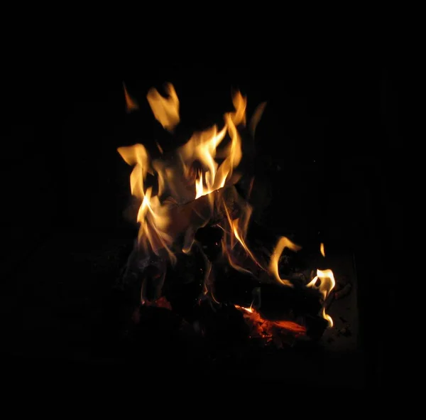 夜间失火的火光 火场的黑暗和原木的射击 — 图库照片