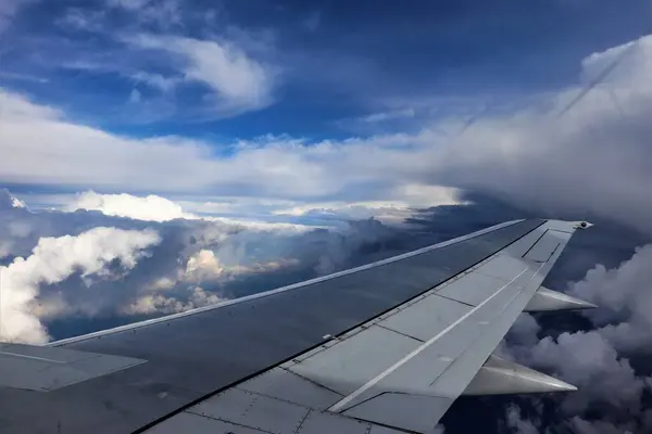 Foto Muchas Nubes Diferentes Desde Una Ventana Avión Con Mayor —  Fotos de Stock
