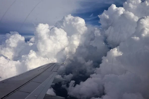 Foto Von Großen Kumulonimbuswolken Die Tagsüber Aus Einem Flugzeugfenster Aufgenommen — Stockfoto