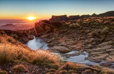 Paskalya haftasonunda, Kuzey Drakensberg, Güney Afrika 'daki amfitiyatronun tepesindeki Tugela nehrinin üzerinde güzel bir gün doğumu.. 
