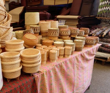 Geleneksel Tayland kâseleri ve sepetleri pazarda