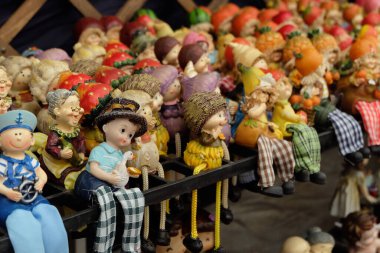 Yerel pazarda kil figürler ve oyuncaklar