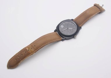 Beyaz arkaplanda izole edilmiş şık saat