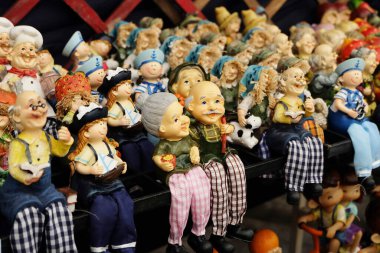 Yerel pazarda kil figürler ve oyuncaklar