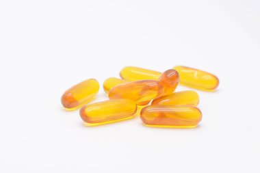 Beyaza izole edilmiş vitamin haplarını kapat