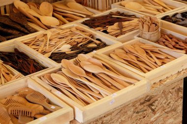 Farklı kaşık ve çatallarla dolu tahta kutular.