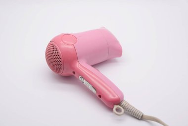Beyaz arkaplanda izole edilmiş pembe saç kurutma makinesi