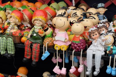 Yerel pazarda kil figürler ve oyuncaklar