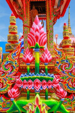 Geleneksel Thai sanatına sahip binanın dışı, dokulu arka plan