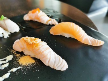 Siyah tabakta lezzetli taze suşi.