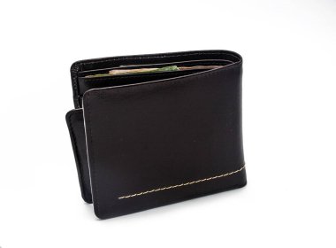 Beyaz arka planı olan siyah deri cüzdan.